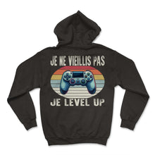 Load image into Gallery viewer, Je Ne Vieillis Pas Je Level Up Je T-Shirt - Hoodie - Black
