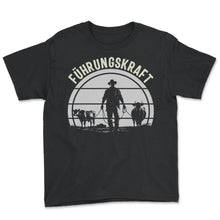 Load image into Gallery viewer, Führungskraft Landwirt Bauer Vieh Landwirtschaft Kuh Spruch - Youth Tee - Black