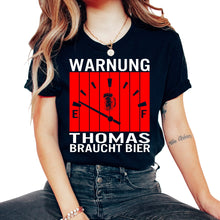 Load image into Gallery viewer, warnung thomas braucht bier - Unisex T-Shirt - Black