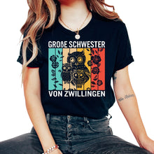 Load image into Gallery viewer, Große Schwester von Zwillingen Zwillinge Geburt Eulen Eule - Unisex T-Shirt - Black