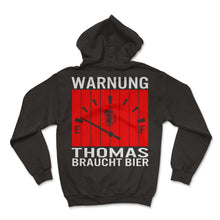 Load image into Gallery viewer, warnung thomas braucht bier - Hoodie - Black
