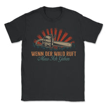 Load image into Gallery viewer, Wenn der Wald ruft, muss ich gehen, Kettensäge, Sägemehlschnitzer, - Unisex T-Shirt - Black