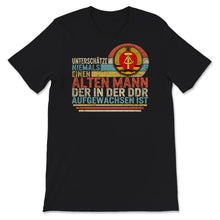 Load image into Gallery viewer, Unterschätze nie alten Mann aufgewachsen in der DDR T-Shirt,
