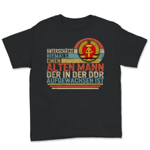 Load image into Gallery viewer, Unterschätze nie alten Mann aufgewachsen in der DDR T-Shirt,