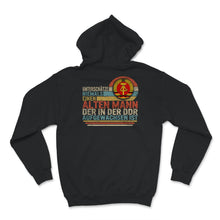 Load image into Gallery viewer, Unterschätze nie alten Mann aufgewachsen in der DDR T-Shirt,