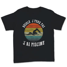 Load image into Gallery viewer, Tee Shirt Nageur DÉSOLÉ J’PEUX PAS J’AI PISCINE Nager Sportif Cadeau