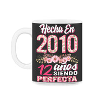 Load image into Gallery viewer, Mujer 12 Cumpleaños Regalo Hecha En 2010, 12 Anos Siendo Perfecta - 11oz Mug - Black on White