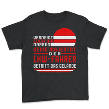 Load image into Gallery viewer, Verneight Euch Ihr Narren Seine Majestat der lkw fahrer betritt das - Youth Tee - Black