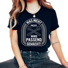 Load image into Gallery viewer, Handwerkerhemd, was nicht passt, wird passend gemacht, Autowerkzeug - Unisex T-Shirt - Black