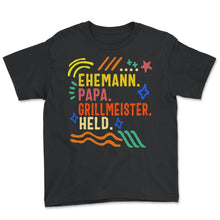 Load image into Gallery viewer, Ehemann Papa Grill Master Hero Shirt, Vatertagsgeschenk, - Youth Tee - Black