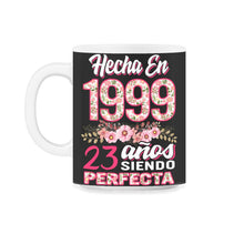 Load image into Gallery viewer, Mujer 23 Cumpleaños Regalo Hecha En 1999, 23 Anos Siendo Perfecta - 11oz Mug - Black on White