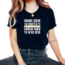 Load image into Gallery viewer, Grande Soeur J'ai Essayé De Te Trouver Le Meilleur Cadeau Mais Tu - Unisex T-Shirt - Black
