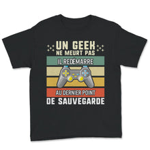 Load image into Gallery viewer, Gamer T-shirt Un Geek Ne Meurt Pas Il Redémarre Au Dernier Point De
