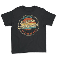Load image into Gallery viewer, Toujours En Retard Mais L'attente En Vaut La Peine Humour T Shirt copy - Youth Tee - Black

