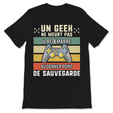 Load image into Gallery viewer, Gamer T-shirt Un Geek Ne Meurt Pas Il Redémarre Au Dernier Point De
