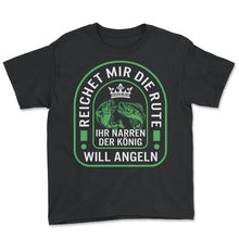 Load image into Gallery viewer, Reichet Mir Die Rute Ihr Narren Der Konig Will Angeln Shirt, Lustiger - Youth Tee - Black
